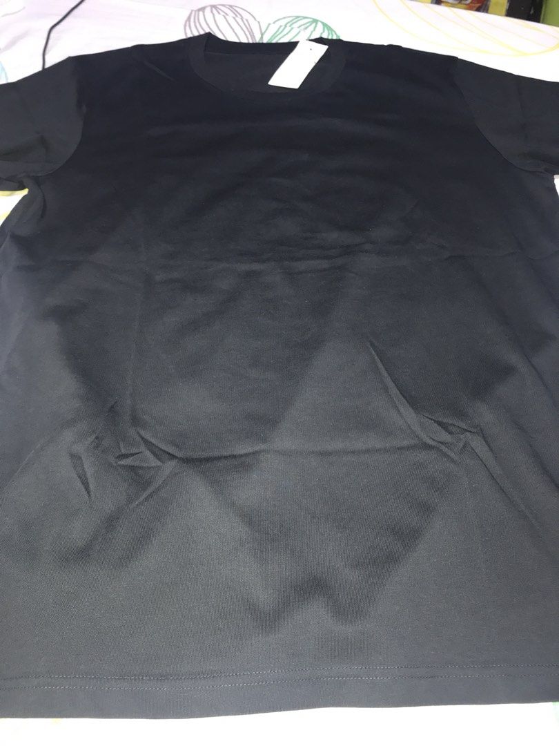 Uniqlo Black T-Shirt XL (Category: Shirts) located in Pasig City. Submitted by papotzy (Listing ID 1471086621, Image 1). Description: - Brand: Uniqlo - Color: Solid Black - Size: XL (Chest: 104-112cm) - Material: 66% Cotton, 34% Polyester - Style: Crew neck, short sleeve - Condition: Brand new with original hang tag attached - Origin: Made in Vietnam.