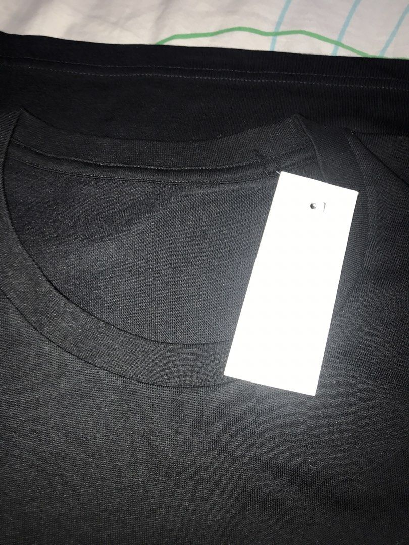 Uniqlo Black T-Shirt XL (Category: Shirts) located in Pasig City. Submitted by papotzy (Listing ID 1471086621, Image 2). Description: - Brand: Uniqlo - Color: Solid Black - Size: XL (Chest: 104-112cm) - Material: 66% Cotton, 34% Polyester - Style: Crew neck, short sleeve - Condition: Brand new with original hang tag attached - Origin: Made in Vietnam.