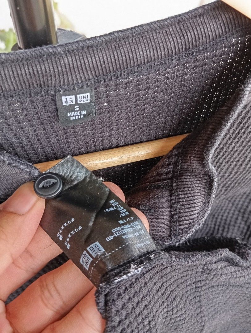 Uniqlo Black Waffle Henley (Category: Sleep and Loungewear) located in Mangaldan. Submitted by ig_thriftnidrei (Listing ID 1471111543, Image 2). Description: uniqlo Black henley w: 19 in l: 24 in.