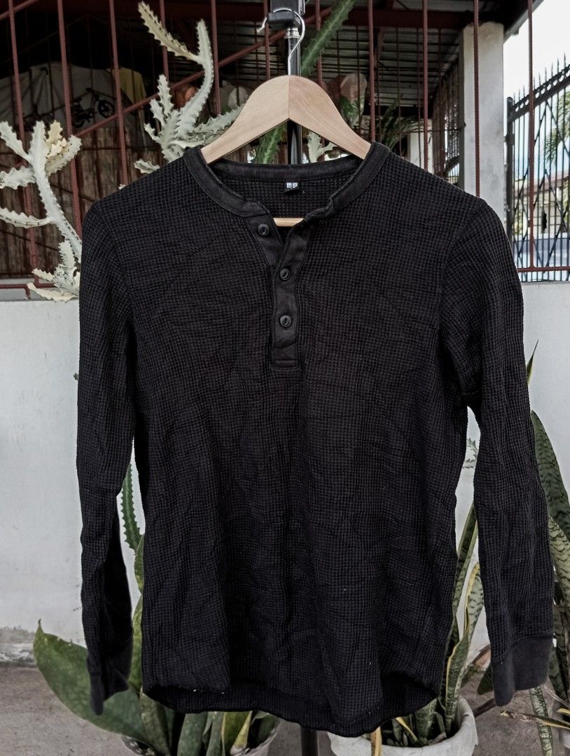 Uniqlo Black Waffle Henley (Category: Sleep and Loungewear) located in Mangaldan. Submitted by ig_thriftnidrei (Listing ID 1471111543, Image 1). Description: uniqlo Black henley w: 19 in l: 24 in.
