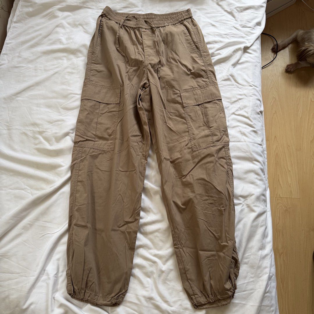 Uniqlo Brown Cargo Pants (Category: Skirts) located in Cavite. Submitted by kydeclutter (Listing ID 1471001166, Image 1). Description: - Size: S (Waist: 60-66cm, Hips: 85-91cm) - Material: 75% cotton, 25% nylon (lightweight and comfortable) - Features: Elastic waistband with drawstring, side cargo pockets, and a back pocket - Condition: Clean inside tag, great for daily casual wear - Bought in Japan! Only worn once - RFS: Not my style anymore.