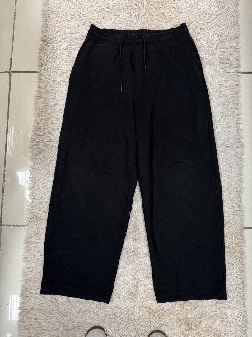 Uniqlo C Wide Sweatpants (Category: Joggers) located in Angeles City. Submitted by queenromero (Listing ID 1471071086, Image 1). Description: waist: 32-35" length: 41".