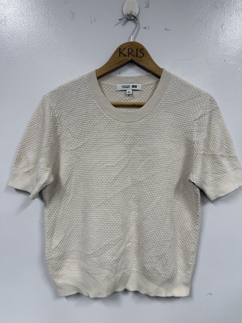 Uniqlo Cotton Popcorn Top (Category: Blouses) located in Angeles City. Submitted by queenromero (Listing ID 1471070276, Image 2). Description: width: 18.5" length: 21.5".
