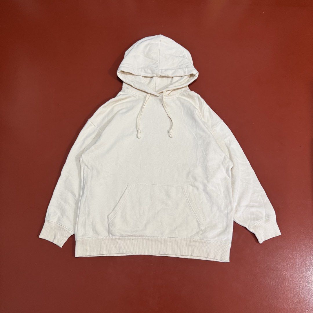 UNIQLO HOODIE (Category: Hoodies) located in Pasig City. Submitted by buzzthrifty (Listing ID 1471001511, Image 1). Description: SIZE M-L 24x26 EXCELLENT CONDITION .