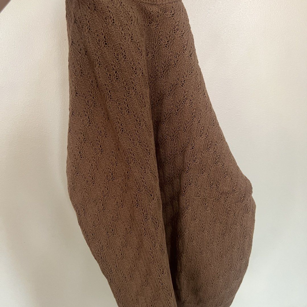 Uniqlo knit top brown (Category: Blouses) located in Cebu City. Submitted by mariascart (Listing ID 1471067307, Image 2). Description: .