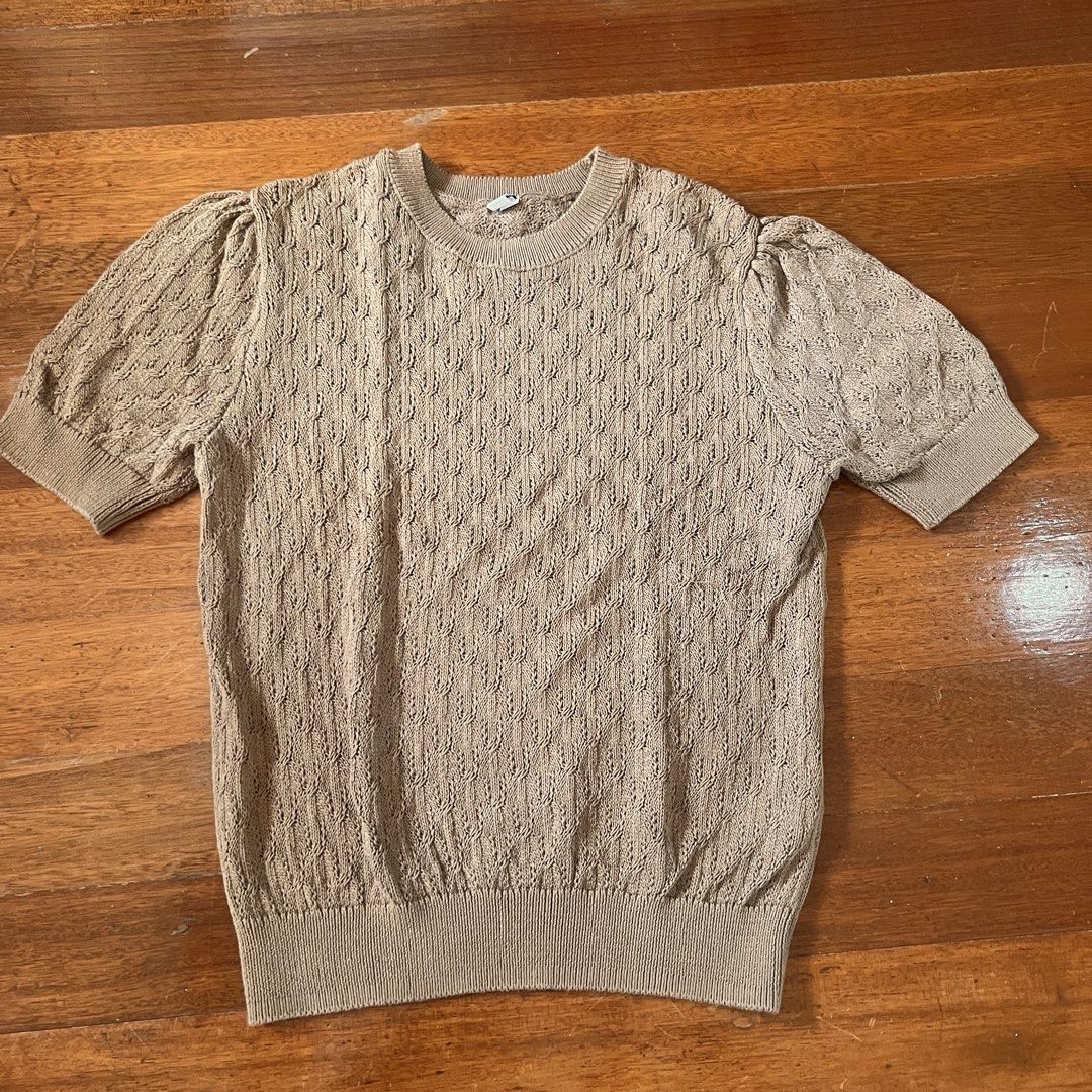 Uniqlo knit top brown (Category: Blouses) located in Cebu City. Submitted by mariascart (Listing ID 1471067307, Image 1). Description: .