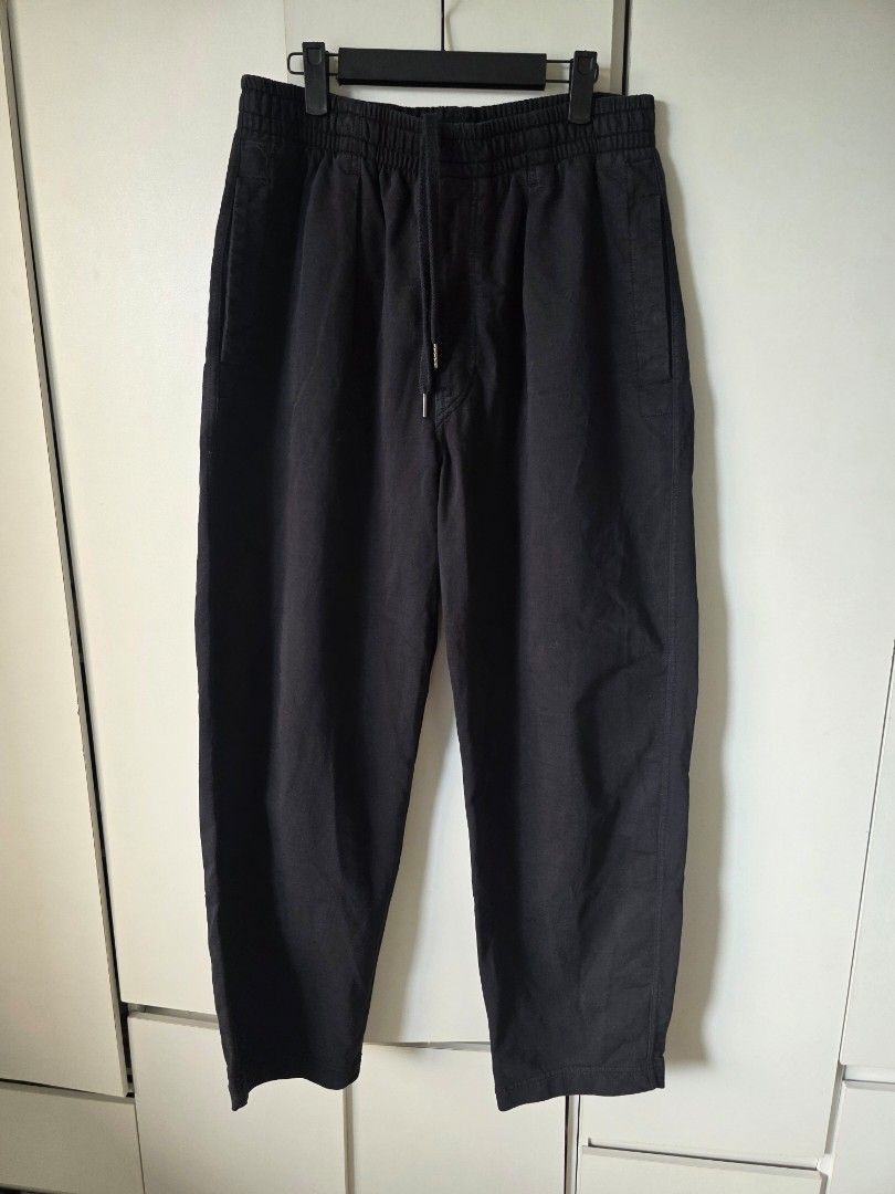 Uniqlo Light Weight Sweat Wide Pants (Category: Joggers) located in Manila. Submitted by arjoylagazon (Listing ID 1470964285, Image 1). Description: For sale!! Preloved Uniqlo lightweight sweat wide pants color black size Medium 9.5/10 condition. Used 3x RFS: Decluttering Sucat, Parañaque location.