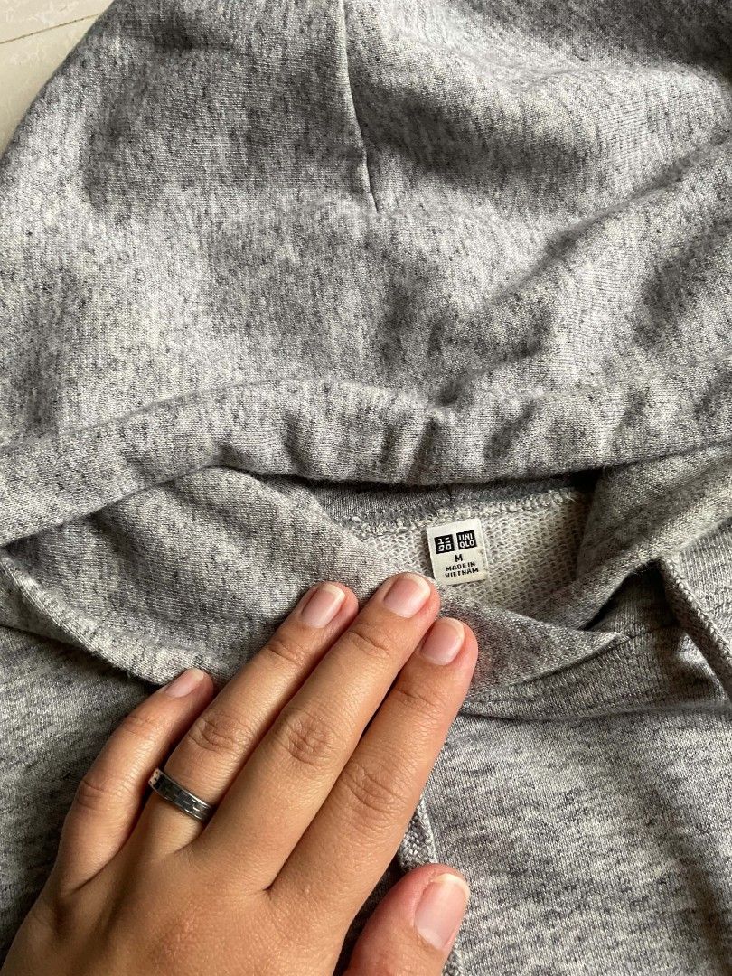 UNIQLO Long Sleeve Sweat Pullover Hoodie (Category: Coats, Jackets and Outerwear) located in Cabanatuan. Submitted by dindin_7 (Listing ID 1471022978, Image 2). Description: ​For Sale: UNIQLO Long Sleeve Sweat Pullover Hoodie ​Brand: UNIQLO ​Size: Medium (M / 160/84A / Bust 80-86cm) ​Color: Heather Gray ​Material: 73% Cotton, 27% Polyester ​Condition: Pre-loved / Good condition ​Details: Soft and comfortable french terry inner fabric, relaxed fit