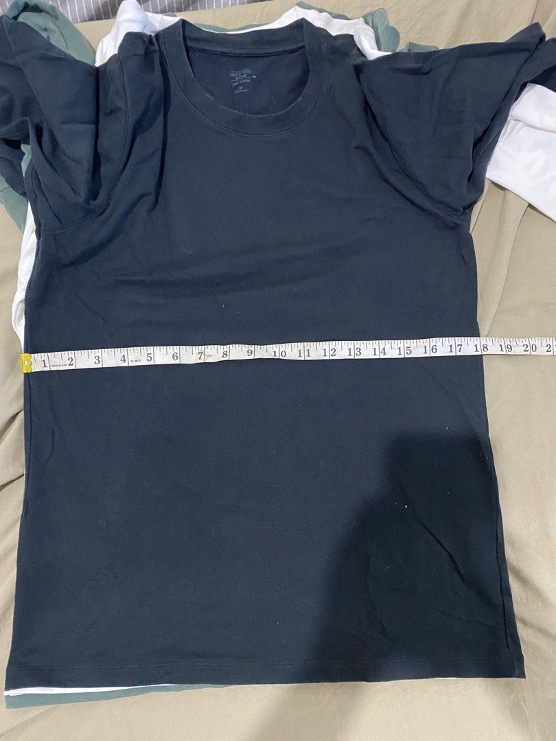 UNIQLO MEN MEDIUM EXTRA WARM HEATTECH BUNDLE (Category: Tshirts & Polo Shirts ) located in Quezon City. Submitted by pinkylivar (Listing ID 1471056010, Image 3). Description: SIZE - Medium color- White, black, green Issue- sign of usage ang black and green pero maayos pa po. Good na good pa din png inner. Pass sa maselan Take all for only 600php.