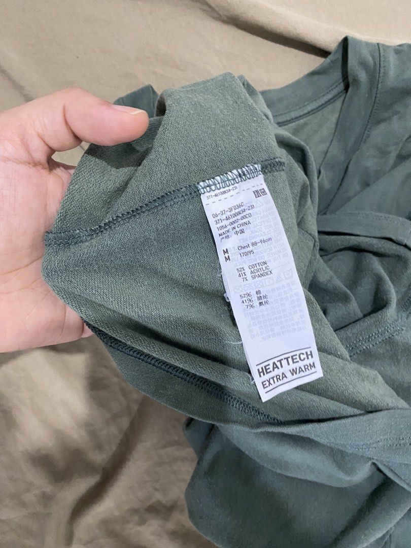 UNIQLO MEN MEDIUM EXTRA WARM HEATTECH BUNDLE (Category: Tshirts & Polo Shirts ) located in Quezon City. Submitted by pinkylivar (Listing ID 1471056010, Image 2). Description: SIZE - Medium color- White, black, green Issue- sign of usage ang black and green pero maayos pa po. Good na good pa din png inner. Pass sa maselan Take all for only 600php.