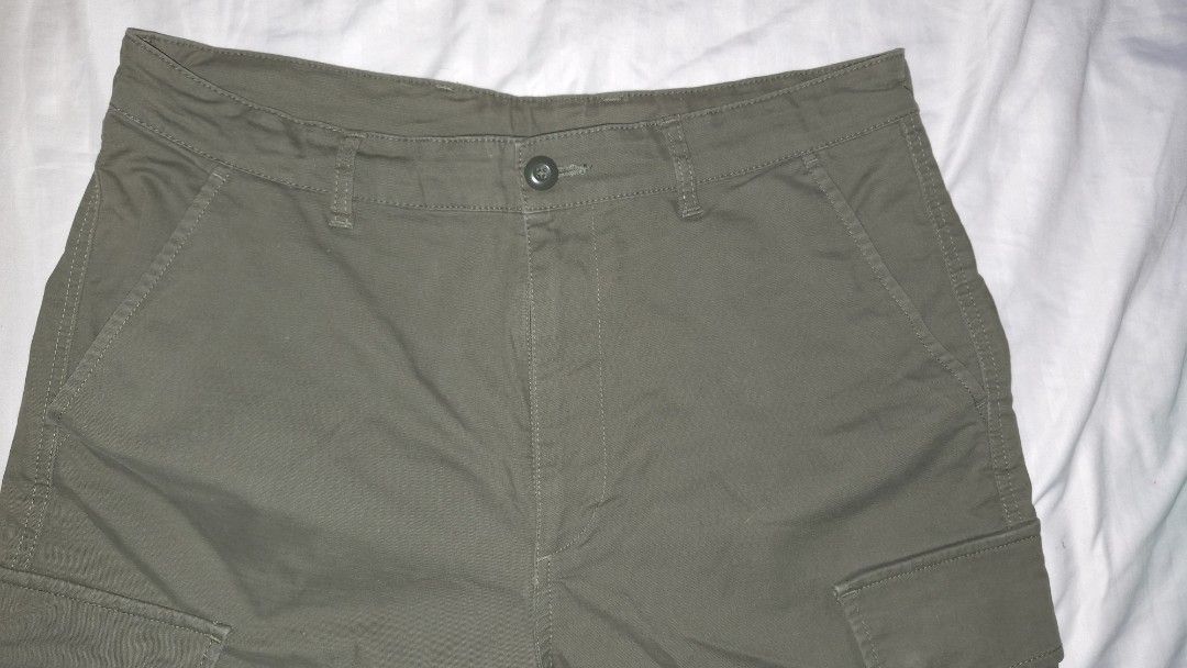 Uniqlo Olive Green Cargo Pants Size M (Category: Jeans) located in Quezon City. Submitted by bubugom (Listing ID 1468945953, Image 2). Description: - Brand/Model: Uniqlo Cargo Pants - Color: Olive Green - Size: Medium (fits waist 76 to 84 cm) - Worn 2x only, needs wash lang kasi nasa cabinet lang nakalagay - 40.5 inches length - 8 inches leg hole - rfs: di nasasuot maluwag hahaha loc: brgy pasong tamo qc - grab lalamove - gcash maribank gotyme no