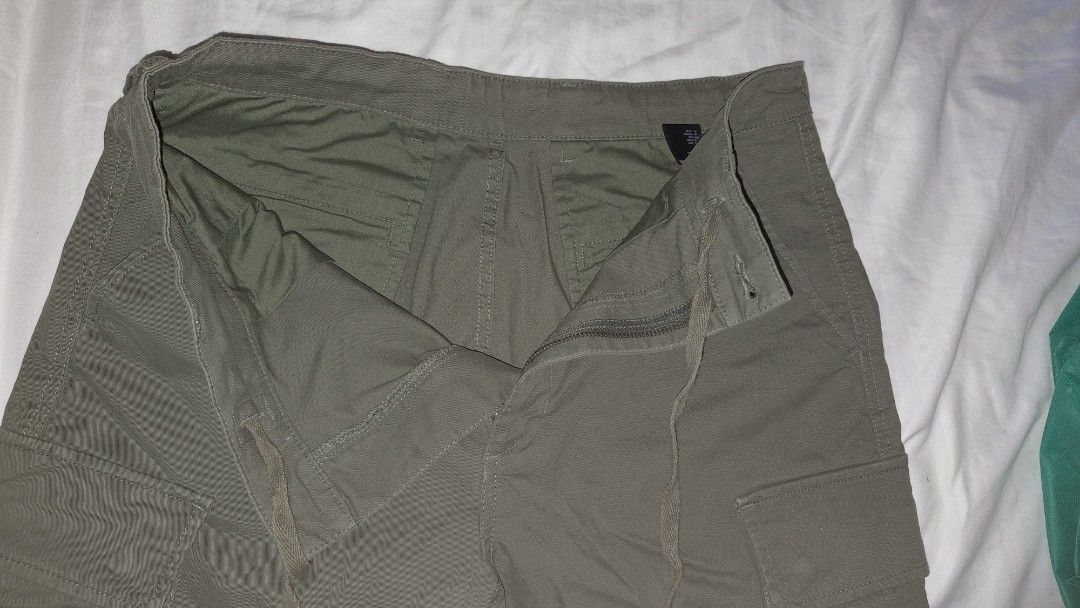 Uniqlo Olive Green Cargo Pants Size M (Category: Jeans) located in Quezon City. Submitted by bubugom (Listing ID 1468945953, Image 3). Description: - Brand/Model: Uniqlo Cargo Pants - Color: Olive Green - Size: Medium (fits waist 76 to 84 cm) - Worn 2x only, needs wash lang kasi nasa cabinet lang nakalagay - 40.5 inches length - 8 inches leg hole - rfs: di nasasuot maluwag hahaha loc: brgy pasong tamo qc - grab lalamove - gcash maribank gotyme no