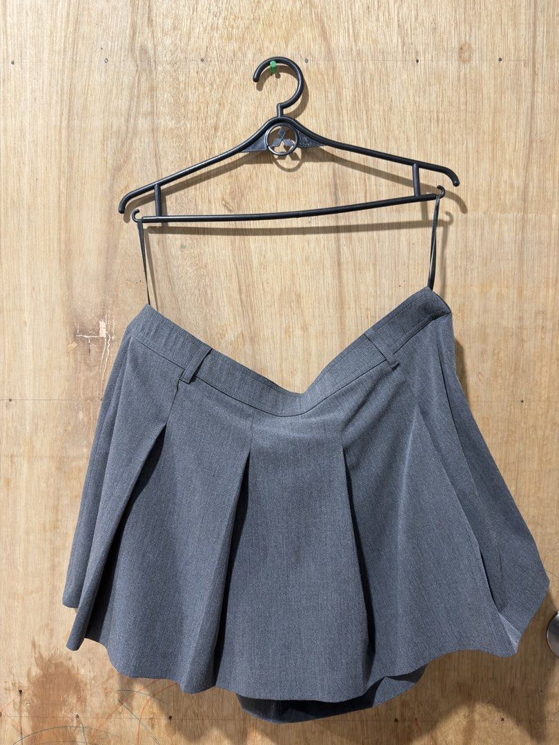 Uniqlo Pleated Skort - XL (Category: Skirts) located in Legazpi City. Submitted by therealchic.ph (Listing ID 1471061753, Image 3). Description: Like new!!! Used a couple of times during our last travel in 🇹🇼 .