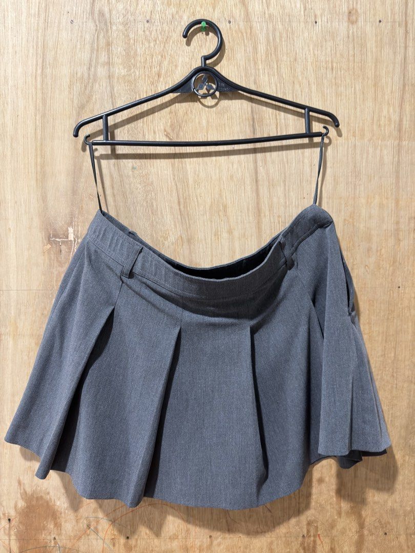 Uniqlo Pleated Skort - XL (Category: Skirts) located in Legazpi City. Submitted by therealchic.ph (Listing ID 1471061753, Image 2). Description: Like new!!! Used a couple of times during our last travel in 🇹🇼 .