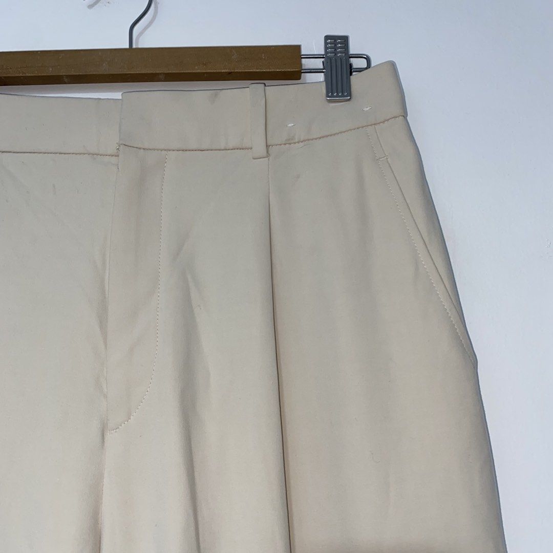 UNIQLO pleated wide pants (Category: Other Bottoms) located in San Jose del Monte. Submitted by mamiracky (Listing ID 1471042999, Image 3). Description: .