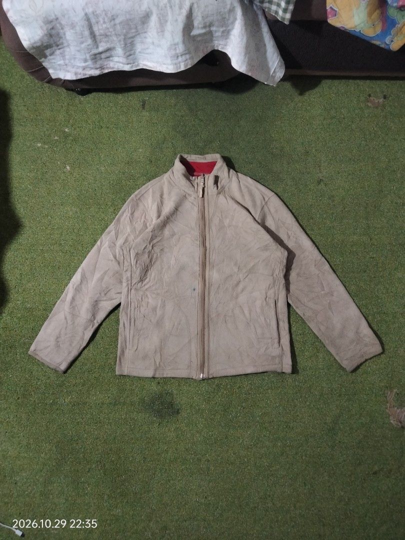 Uniqlo Reversible Fleece Jacket (Category: Coats, Jackets and Outerwear) located in Caloocan City. Submitted by haruconcep52476 (Listing ID 1471075409, Image 1). Description: Dimensions W21×L25 Good condition Color rate 9.5 Issue minor scratches on cream side.