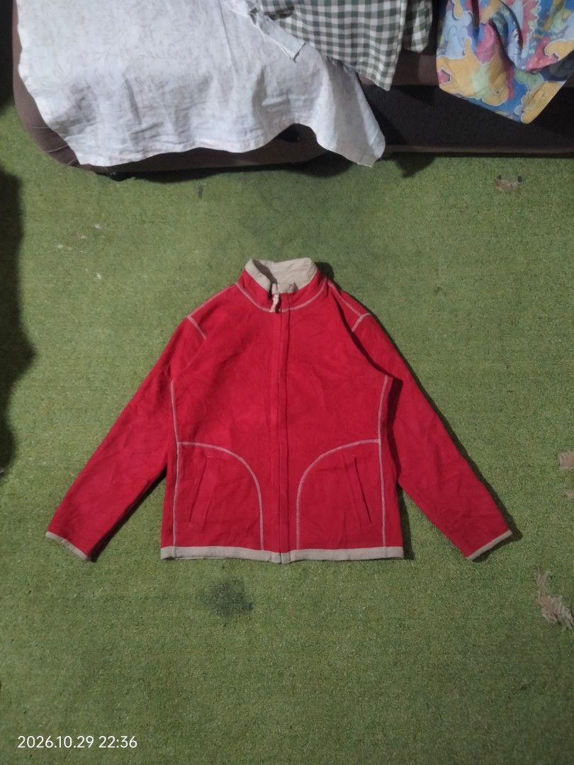 Uniqlo Reversible Fleece Jacket (Category: Coats, Jackets and Outerwear) located in Caloocan City. Submitted by haruconcep52476 (Listing ID 1471075409, Image 2). Description: Dimensions W21×L25 Good condition Color rate 9.5 Issue minor scratches on cream side.