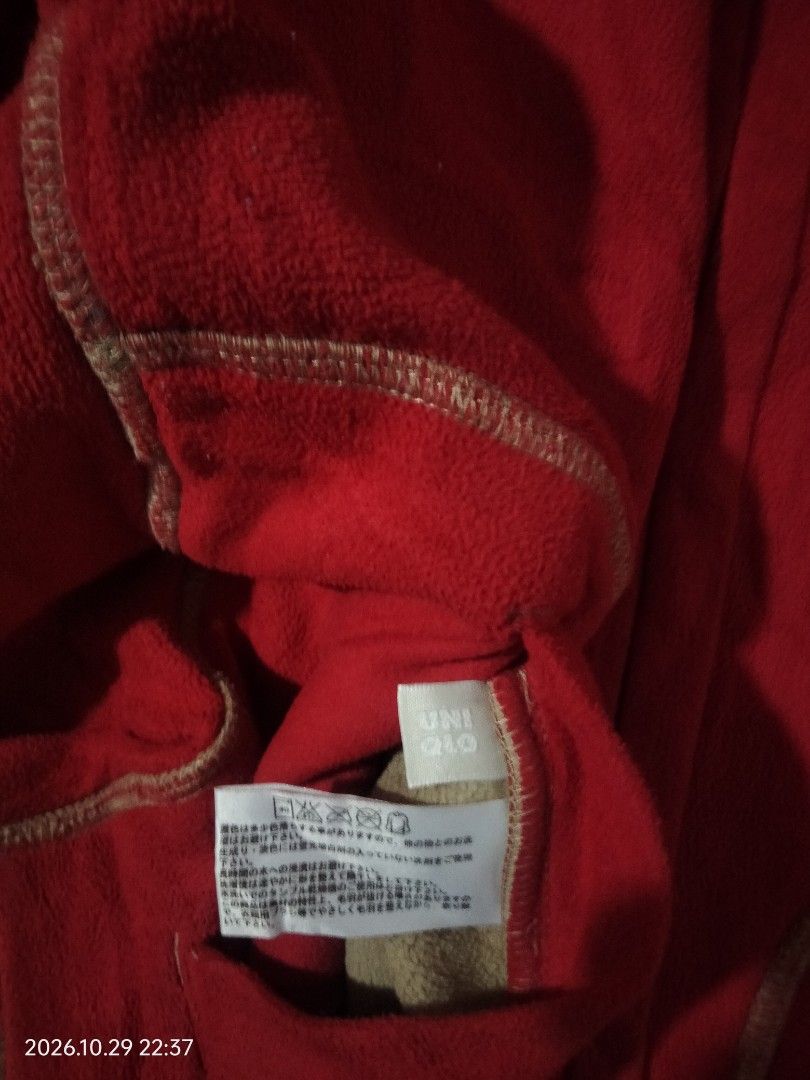 Uniqlo Reversible Fleece Jacket (Category: Coats, Jackets and Outerwear) located in Caloocan City. Submitted by haruconcep52476 (Listing ID 1471075409, Image 3). Description: Dimensions W21×L25 Good condition Color rate 9.5 Issue minor scratches on cream side.