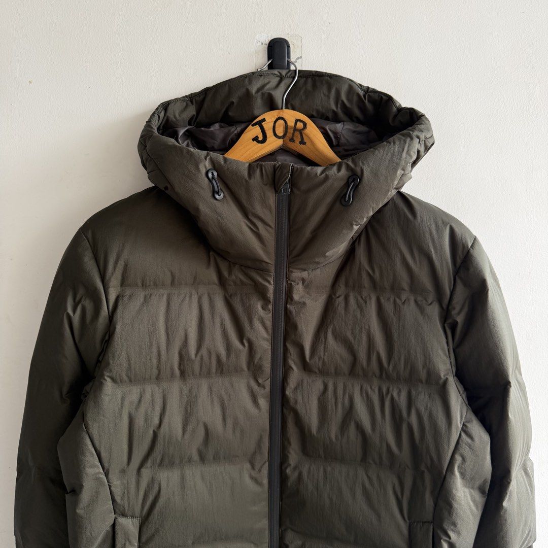 Uniqlo Seamless Down Parka (Category: Coats, Jackets and Outerwear) located in San Fernando. Submitted by jorjorr (Listing ID 1471071122, Image 2). Description: Uniqlo Seamless Down Parka Small on tag 21 width 25 length Excellent condition No issue P2,499.