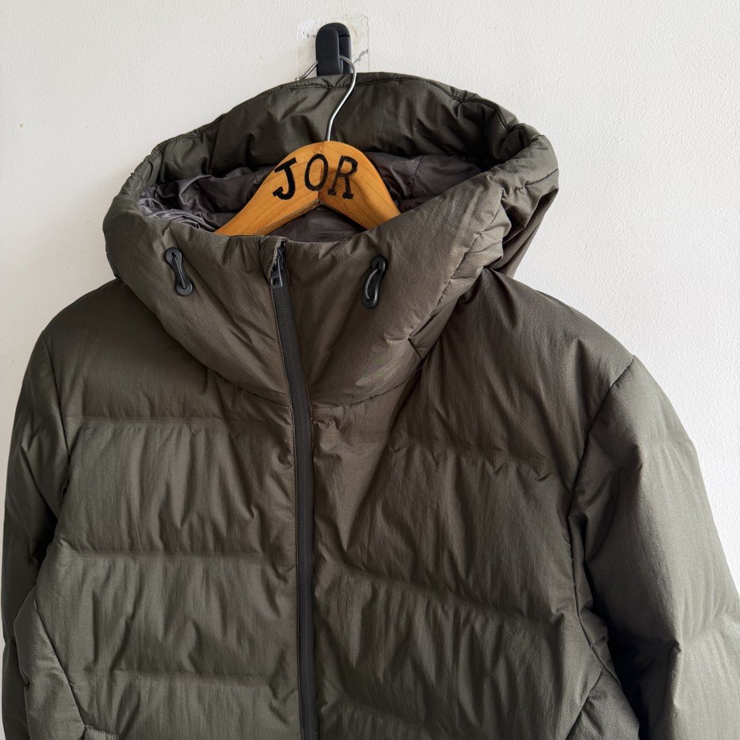 Uniqlo Seamless Down Parka (Category: Coats, Jackets and Outerwear) located in San Fernando. Submitted by jorjorr (Listing ID 1471071122, Image 3). Description: Uniqlo Seamless Down Parka Small on tag 21 width 25 length Excellent condition No issue P2,499.