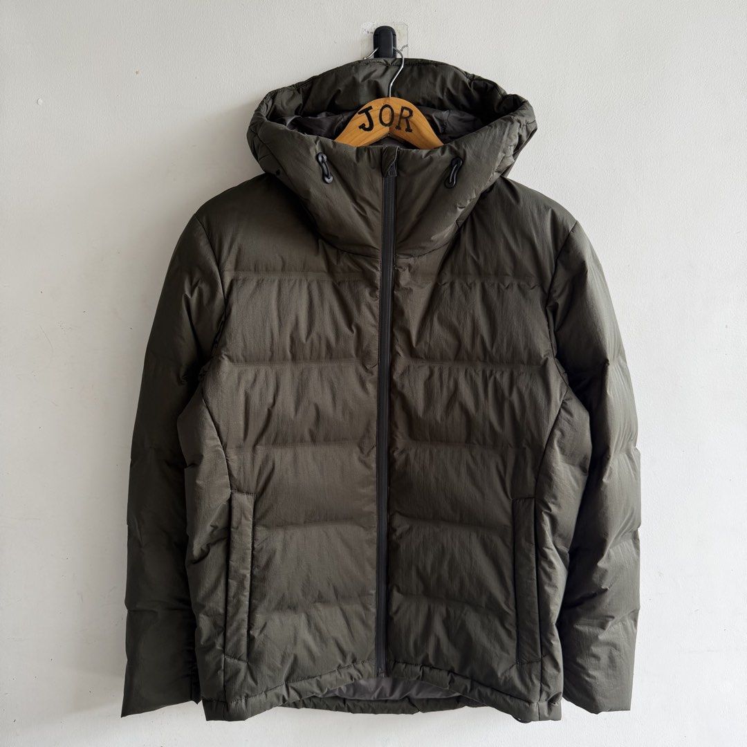 Uniqlo Seamless Down Parka (Category: Coats, Jackets and Outerwear) located in San Fernando. Submitted by jorjorr (Listing ID 1471071122, Image 1). Description: Uniqlo Seamless Down Parka Small on tag 21 width 25 length Excellent condition No issue P2,499.