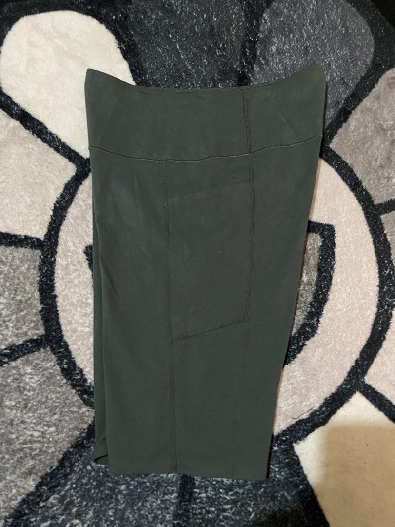 Uniqlo Tights army green (Category: Shorts) located in San Carlos. Submitted by athletes-high (Listing ID 1470941628, Image 2). Description: Uniqlo Tights Army Green Excellent Condition Medium on tag 2 Side Pockets Width 28-30 Length 17 350.