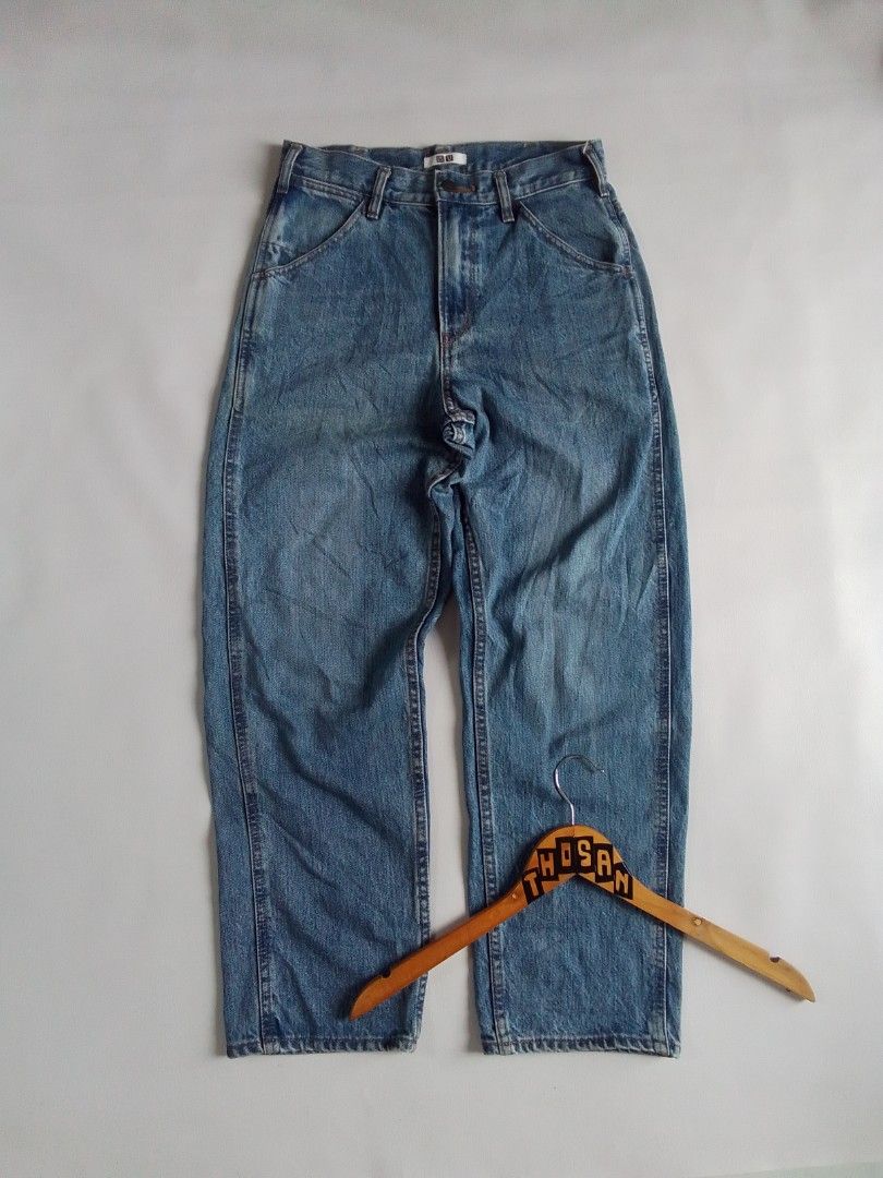 Uniqlo U Denim Jeans Blue (Category: Jeans) located in Malilipot. Submitted by santosbolofer (Listing ID 1471009766, Image 2). Description: Uniqlo staight cut Size 28-29 Length 37.3 Hem 7.5 Need wash only minor yellow stain 350 plus sf..