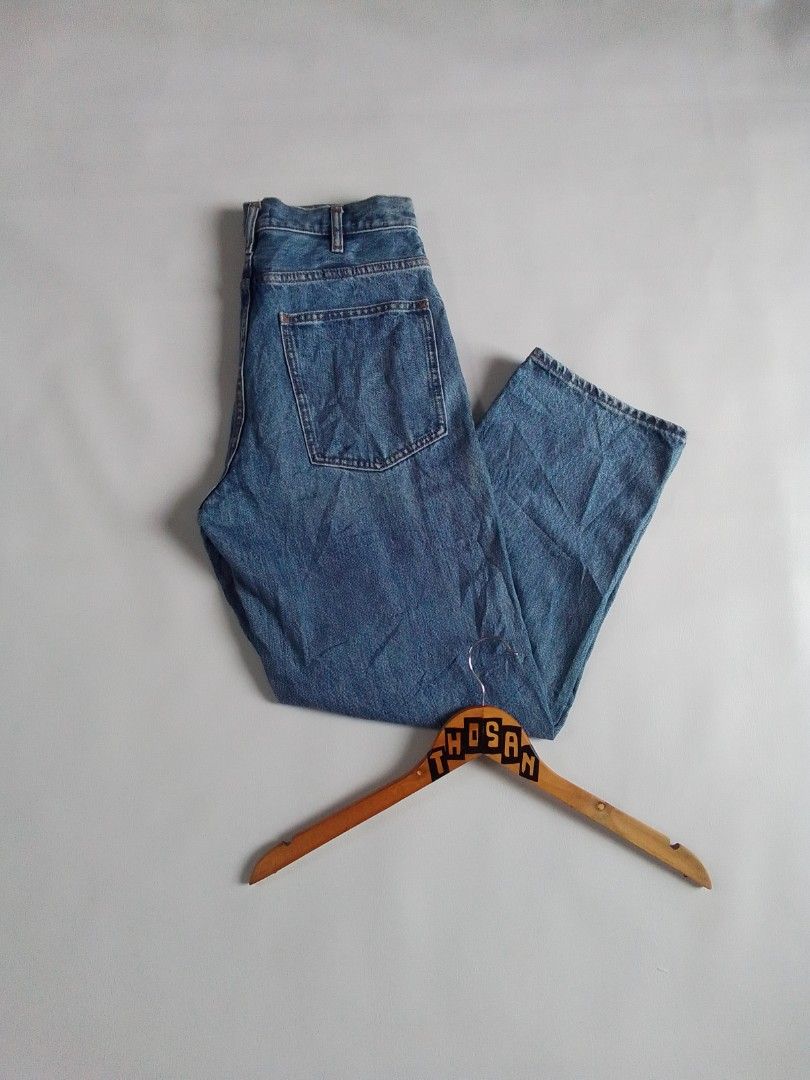 Uniqlo U Denim Jeans Blue (Category: Jeans) located in Malilipot. Submitted by santosbolofer (Listing ID 1471009766, Image 1). Description: Uniqlo staight cut Size 28-29 Length 37.3 Hem 7.5 Need wash only minor yellow stain 350 plus sf..