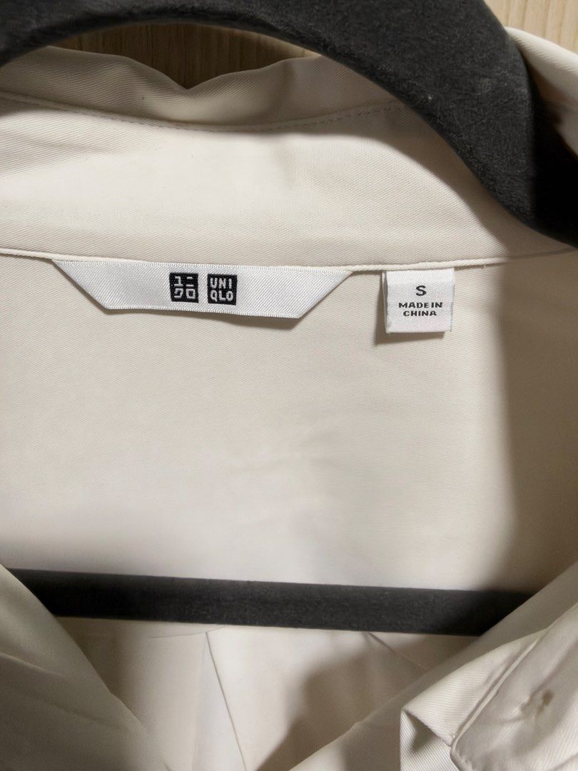 Uniqlo White Long Sleeve Button-Up Blouse (Category: Longsleeves) located in Makati City. Submitted by rmgcloset (Listing ID 1471115526, Image 2). Description: - Brand: Uniqlo - Color: Off-white - Size: Small - Style: Long sleeve button-up with classic collar - Details: Two front flap pockets, button cuffs, and slightly curved back hem - Fabric: Lightweight with a smooth finish - Condition: Excellent, clean look - Perfect for: Workwear, smart-cas