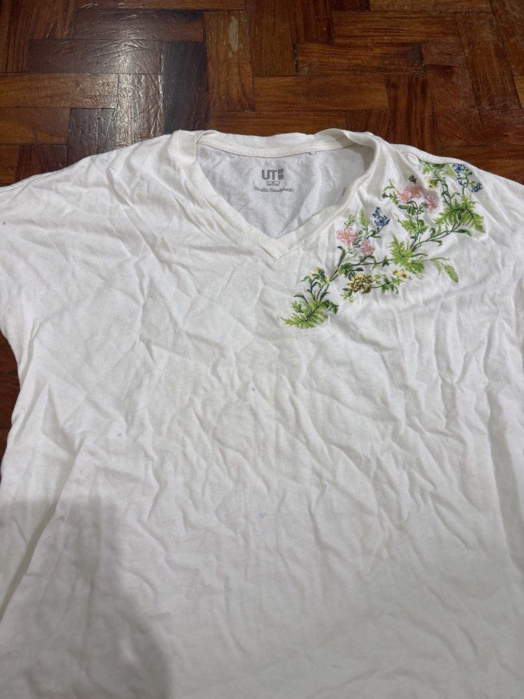 Uniqlo white top medium 16.5x22.5 (Category: Others Tops) located in Manila. Submitted by vintageaccessories (Listing ID 1470969552, Image 2). Description: .