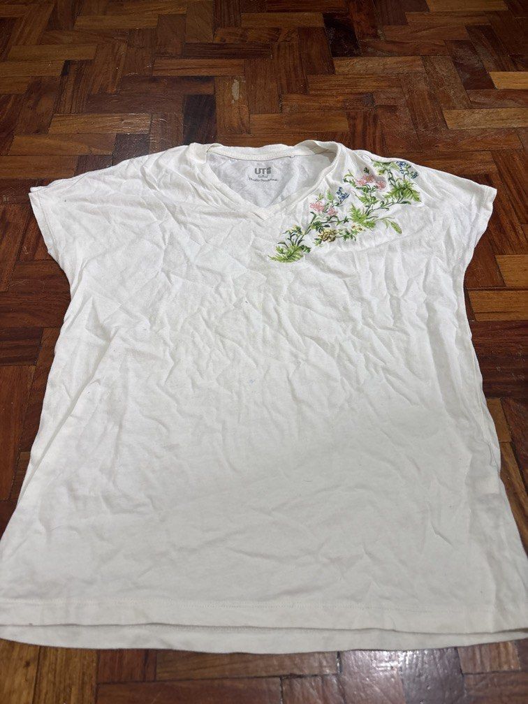 Uniqlo white top medium 16.5x22.5 (Category: Others Tops) located in Manila. Submitted by vintageaccessories (Listing ID 1470969552, Image 1). Description: .