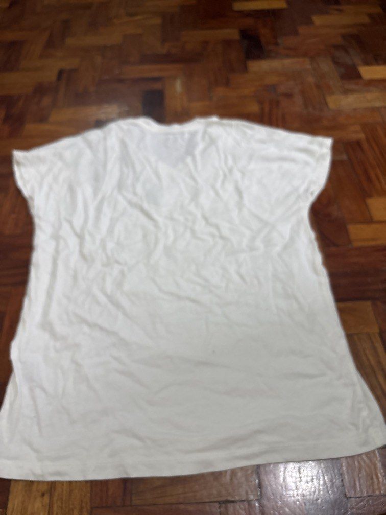 Uniqlo white top medium 16.5x22.5 (Category: Others Tops) located in Manila. Submitted by vintageaccessories (Listing ID 1470969552, Image 3). Description: .