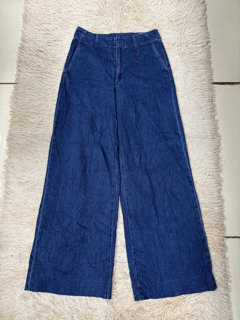 Uniqlo Wide Trouser jeans (Category: Jeans) located in Angeles City. Submitted by queenromero (Listing ID 1471068958, Image 1). Description: waist: 28-30" length: 40".