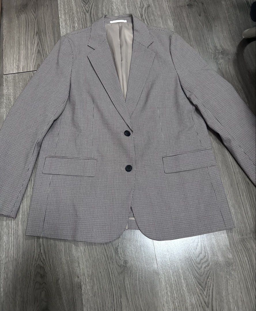 Unisex uniqlo blacer oversized (Category: Coats, Jackets and Outerwear) located in Quezon City. Submitted by lunamond (Listing ID 1470936065, Image 1). Description: Nice fitting blacer for man and woman , can also wear in any type of weather.