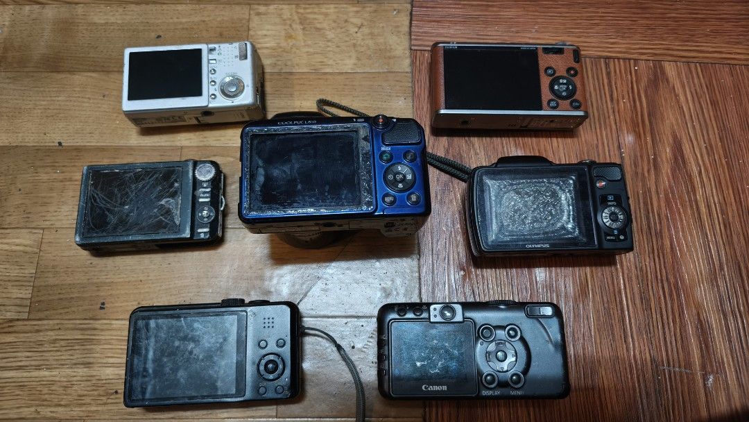 Untested Digicam Bundle (Category: Cameras) located in Caloocan City. Submitted by josh62584 (Listing ID 1471011982, Image 2). Description: untested bundle Qc area 2k nalang lahat yung fuji na brown sobrang kinis pa .