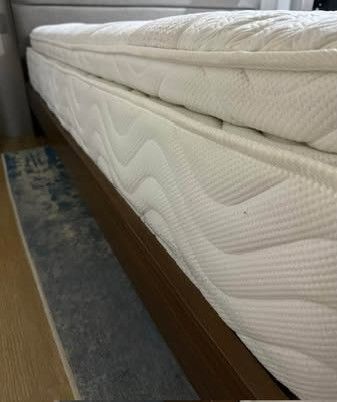 Uratex Premium Touch Viscoluxe Queen Size (Category: Bed Frames & Mattresses) located in Manila. Submitted by kg2026_ (Listing ID 1470939738, Image 2). Description: Queen size 11 inches thick lightly used Retail Price: P28,000.00 The Premium Touch Viscoluxe gives contouring comfort, pressure relief, and undisturbed sleep all night. Contouring Support with Effective Pressure Relief: Senso Memory Foam cradles the body and helps reduce pressure poin