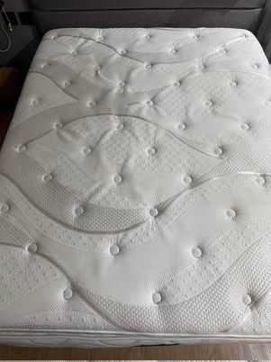 Uratex Premium Touch Viscoluxe Queen Size (Category: Bed Frames & Mattresses) located in Manila. Submitted by kg2026_ (Listing ID 1470939738, Image 1). Description: Queen size 11 inches thick lightly used Retail Price: P28,000.00 The Premium Touch Viscoluxe gives contouring comfort, pressure relief, and undisturbed sleep all night. Contouring Support with Effective Pressure Relief: Senso Memory Foam cradles the body and helps reduce pressure poin