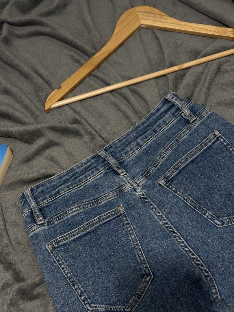 Urban Flared Jeans in Size 29 (Category: Jeans) located in General Trias. Submitted by hiraethcullen (Listing ID 1471092809, Image 3). Description: Waist - 29 Length - 42 Flared / Stretchy / comfy Almost new 📍General Trias, Cavite Direct JNT or Lalamove .