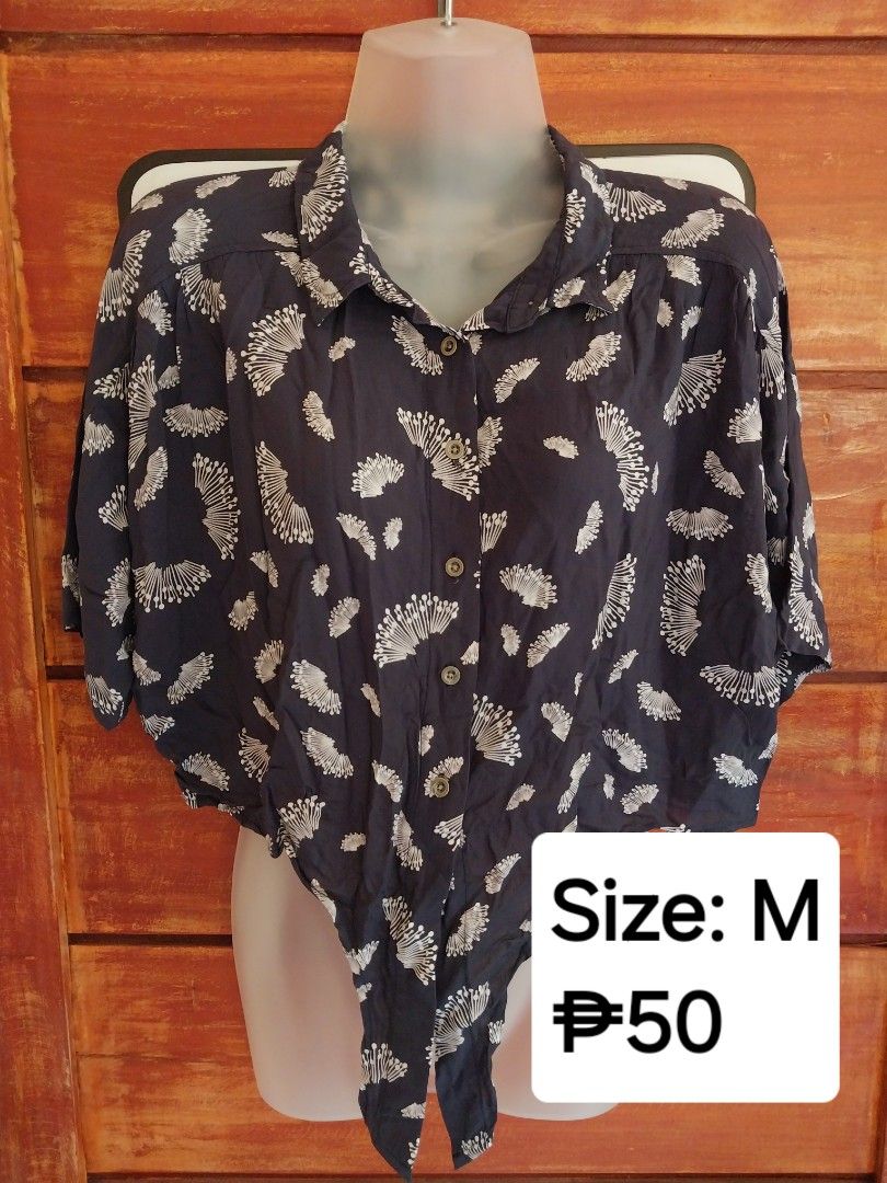 Urban Outfitters Cropped Blouse (Category: Blouses) located in Binangonan. Submitted by verystrawberryyyyy (Listing ID 1471004890, Image 1). Description: REMINDERS: • Colors may vary slightly due to lighting. • Please check photo for the item's condition, price, and size. • DM me for more details or inquiries! Thank you! ✨️.