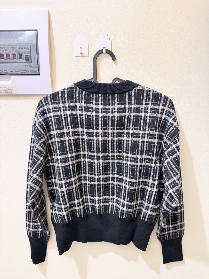 Urban Revivo Sweater/Pullover (Category: Coats, Jackets and Outerwear) located in Manila. Submitted by xmagic.shopx (Listing ID 1470960989, Image 3). Description: -Can fit small-semi L -S on tag .