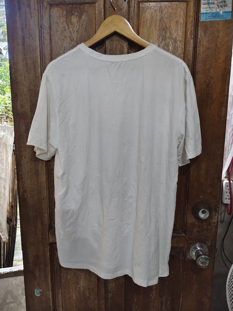 Valentino Italy (Category: Tshirts & Polo Shirts ) located in Iloilo. Submitted by branded-boy0422_16 (Listing ID 1470938499, Image 2). Description: W: 22 L: 29 Excellent to as new Need Washed only.