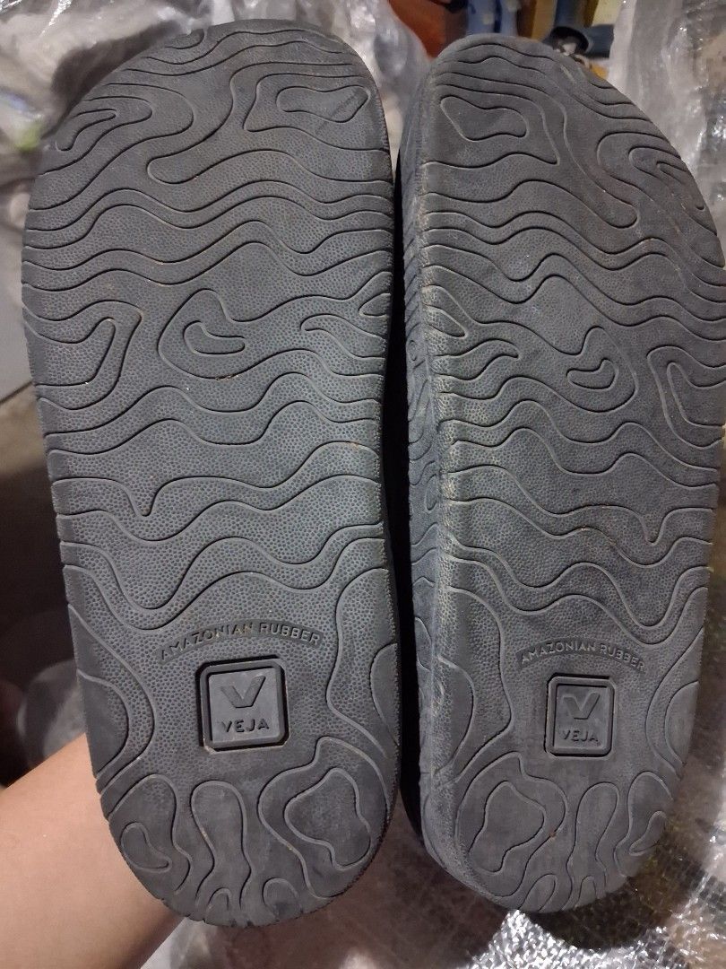 VEJA SUEDE (Category: Slippers & Slides) located in Koronadal. Submitted by glai1992 (Listing ID 1470950394, Image 3). Description: veja sandal suede size 43.