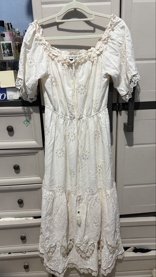 Vero Moda Eyelet Maxi Dress (Category: Dresses) located in Quezon City. Submitted by dinesaur (Listing ID 1471075410, Image 1). Description: M-L With lining.