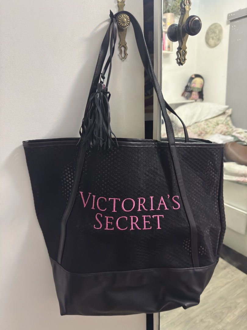 Victoria’s secret bag (Category: Tote Bags) located in Quezon City. Submitted by rgnineteen (Listing ID 1471096595, Image 1). Description: Like Brand new. Tote bag. Never been used..