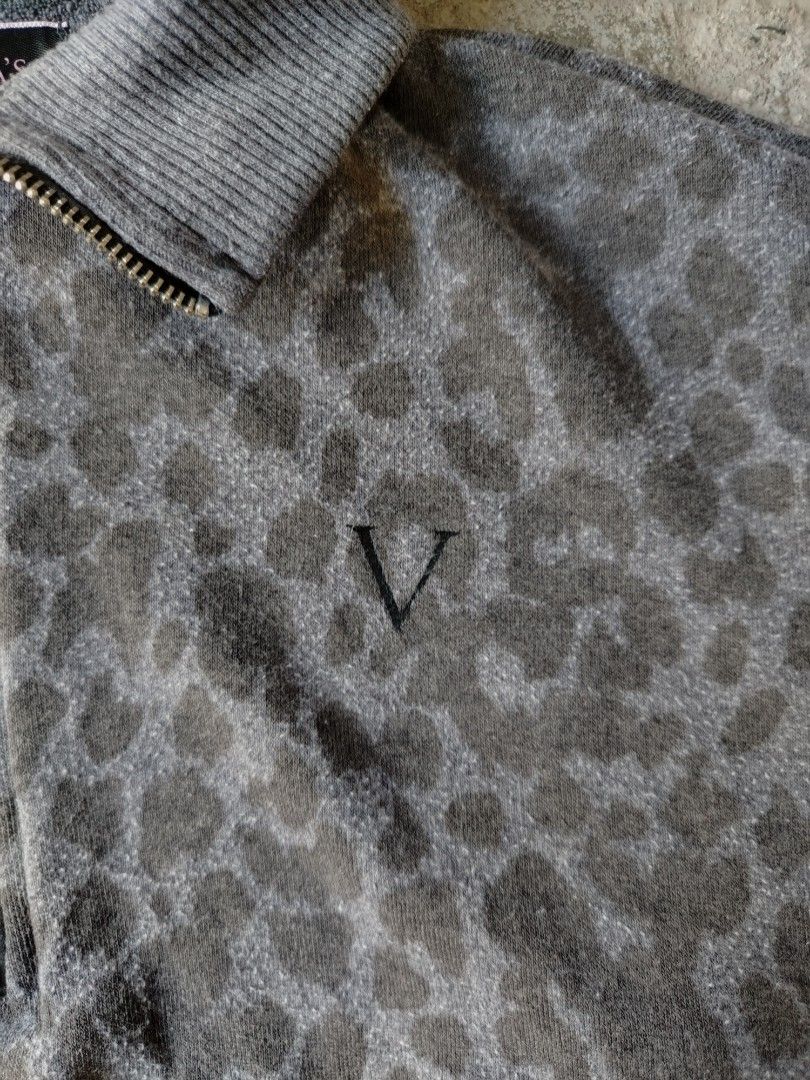 Victoria's Secret Cropped Leopard Qzip (Category: Coats, Jackets and Outerwear) located in Muntinlupa City. Submitted by lokalthriftsco. (Listing ID 1470936967, Image 2). Description: Size XS - S Need wash Good condition.