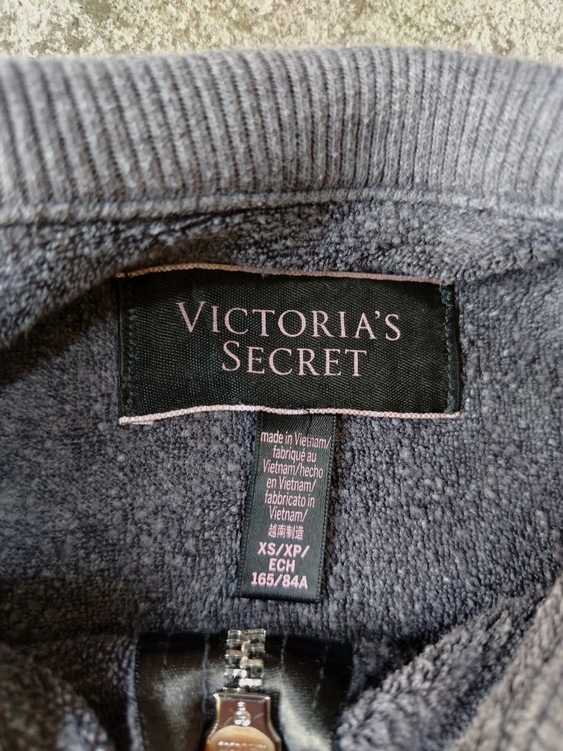 Victoria's Secret Cropped Leopard Qzip (Category: Coats, Jackets and Outerwear) located in Muntinlupa City. Submitted by lokalthriftsco. (Listing ID 1470936967, Image 3). Description: Size XS - S Need wash Good condition.