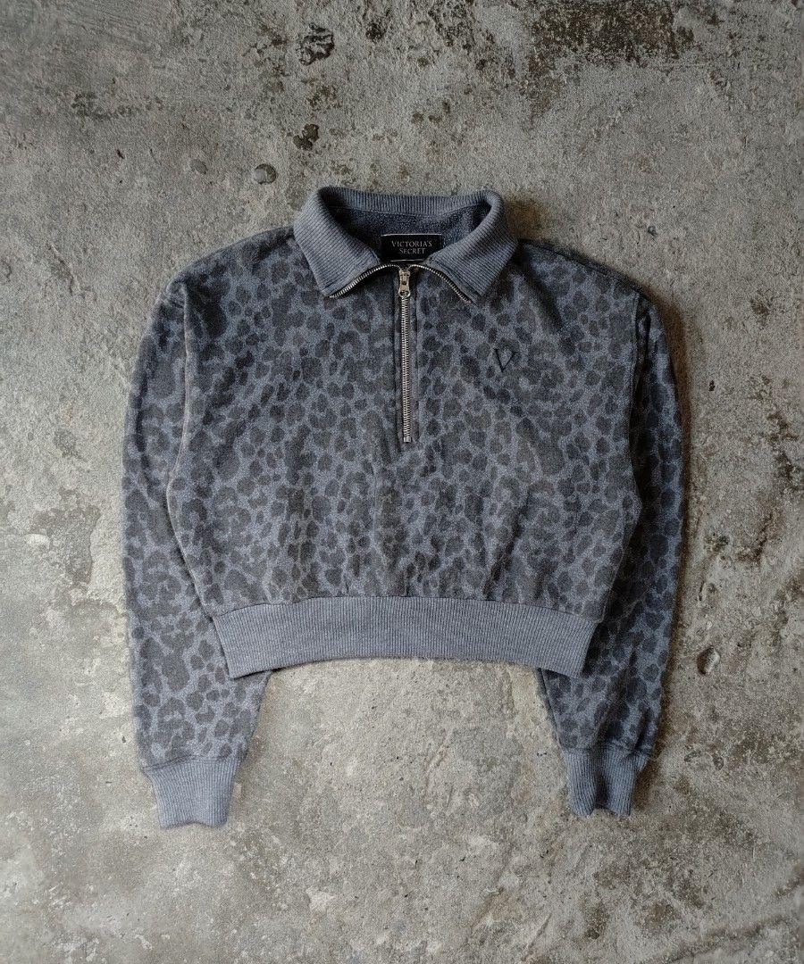 Victoria's Secret Cropped Leopard Qzip (Category: Coats, Jackets and Outerwear) located in Muntinlupa City. Submitted by lokalthriftsco. (Listing ID 1470936967, Image 1). Description: Size XS - S Need wash Good condition.