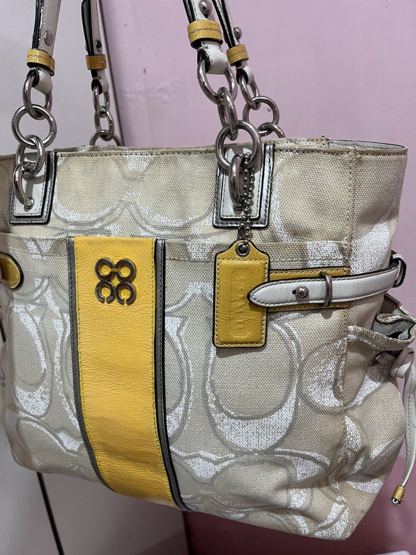 VINTAGE AUTHENTIC COACH CARRYALL TOTE BAG (Category: Tote Bags) located in Bulacan. Submitted by totefullyyours2217 (Listing ID 1471113048, Image 1). Description: PRE LOVED AUTHENTIC VINTAGE COACH CARRYALL TOTE BAG IN LARGE SIZE.CREED AND INTERIOR OF BAG IS IN PERFECT CONDITION..