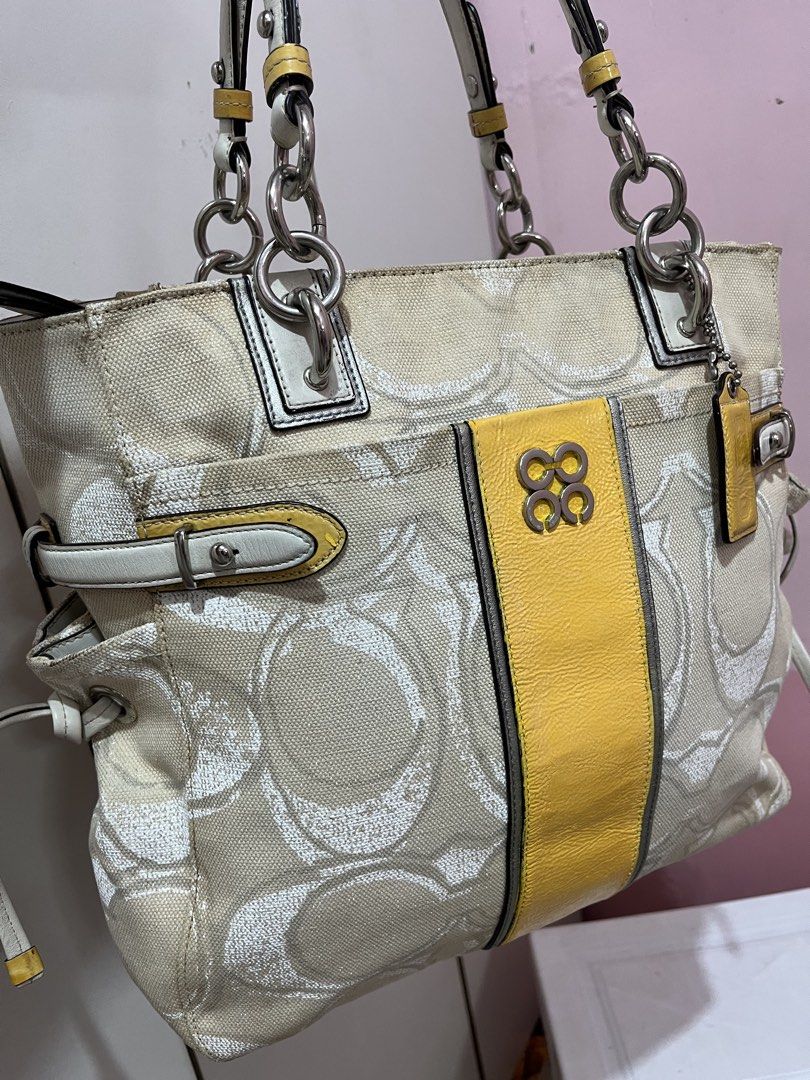 VINTAGE AUTHENTIC COACH CARRYALL TOTE BAG (Category: Tote Bags) located in Bulacan. Submitted by totefullyyours2217 (Listing ID 1471113048, Image 3). Description: PRE LOVED AUTHENTIC VINTAGE COACH CARRYALL TOTE BAG IN LARGE SIZE.CREED AND INTERIOR OF BAG IS IN PERFECT CONDITION..