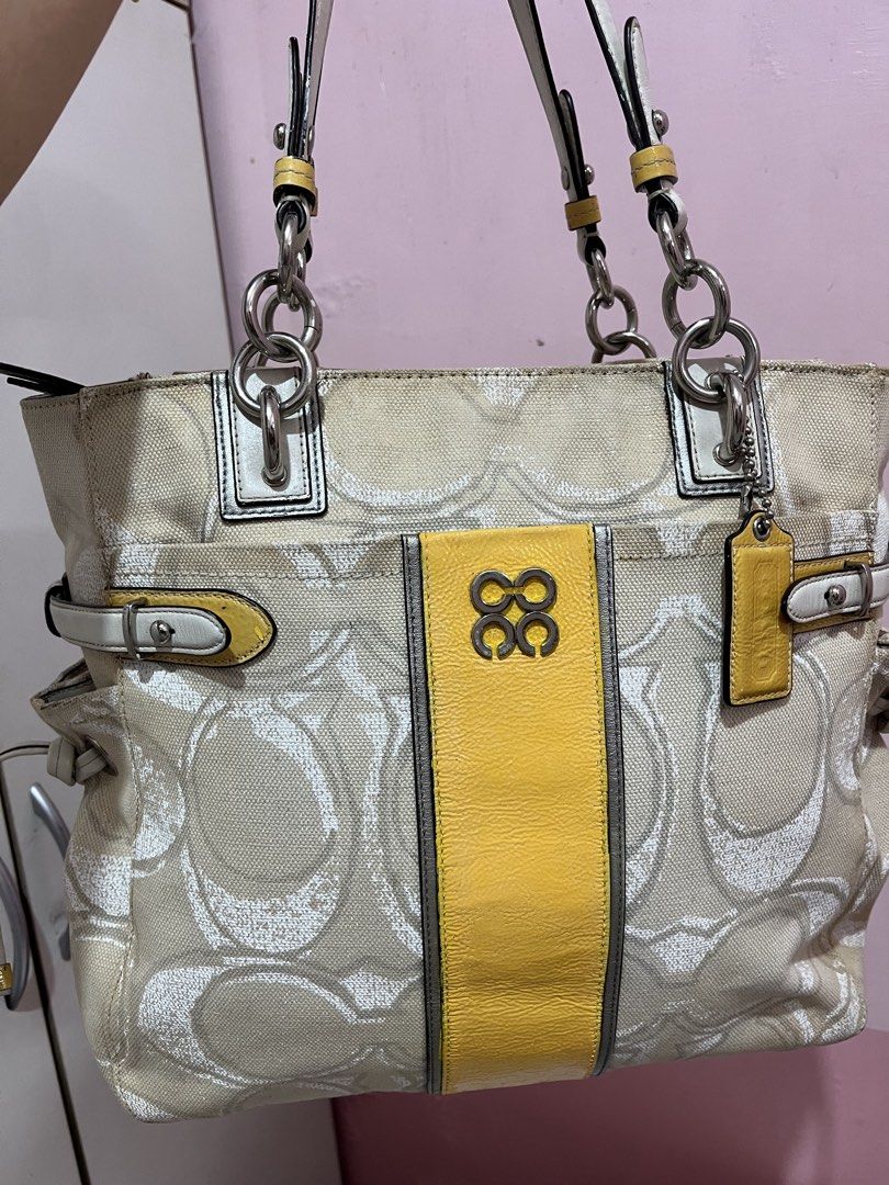 VINTAGE AUTHENTIC COACH CARRYALL TOTE BAG (Category: Tote Bags) located in Bulacan. Submitted by totefullyyours2217 (Listing ID 1471113048, Image 2). Description: PRE LOVED AUTHENTIC VINTAGE COACH CARRYALL TOTE BAG IN LARGE SIZE.CREED AND INTERIOR OF BAG IS IN PERFECT CONDITION..